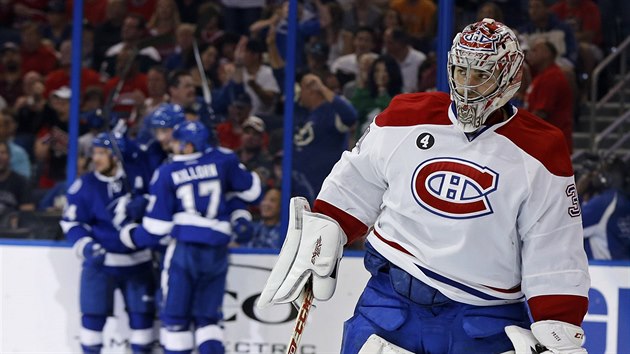 Brank Montrealu Carey Price inkasoval, v pozad se raduj hokejist Tampy Bay.