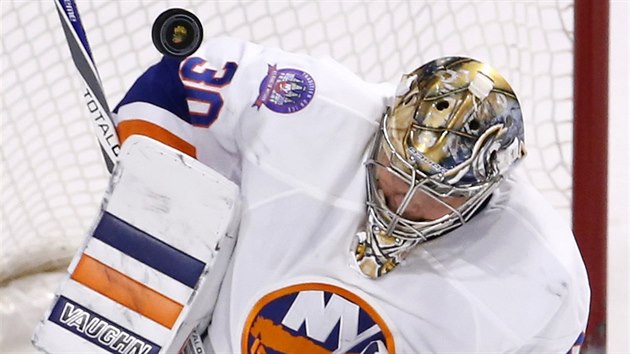 RNA NAD RAMENO. Brank New York Islanders Michal Neuvirth v akci.