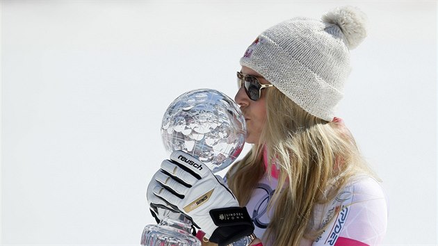 Lindsey Vonnov s trofej pro vtzku celkovho hodnocen sjezdu ve Svtovm pohru.