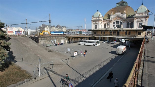 Hlavn vlakov ndra v Plzni osadily nklaky a bagry. Zaala tu dal etapa modernizace kolejit a nstupi.