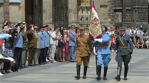 Vojci Hradn stre v historizujcch stejnokrojch s historickm plukovnm praporem Hradn stre z roku 1921