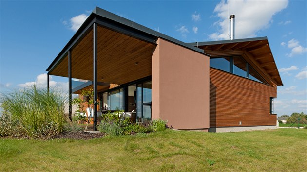 Zasteen terasa pmo propojuje vnitn obytn prostor se zahradou. Seikmen pesahy stech podporuj gradaci hmot a nezamnitelnou siluetu domu.