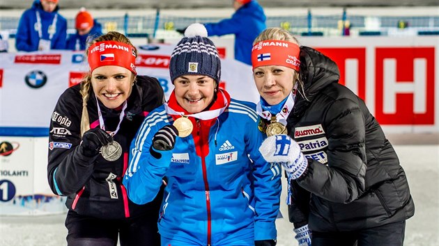 Ti medailistky z vytrvalostnho zvodu na MS bialtonistek (zleva): stbrn Gabriela Soukalov, zlat Jekatrina Jurlovov a bronzov Kaisa Mkrinenov.