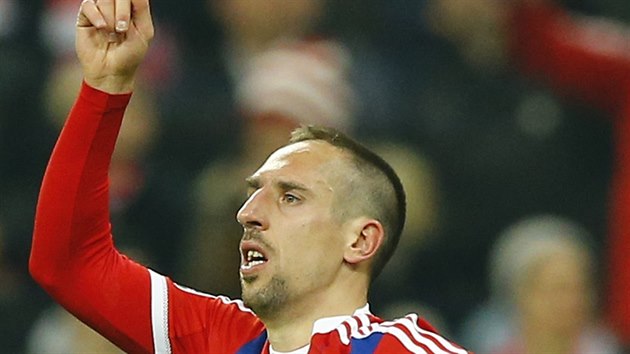 Franck Ribry z Bayernu Mnichov se raduje z glu v zpase se achtarem Donck.