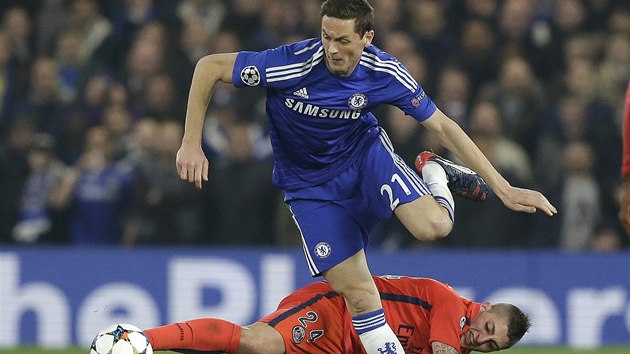 Nemanja Mati z Chelsea obchz Marca Verrattiho z Paris SG.