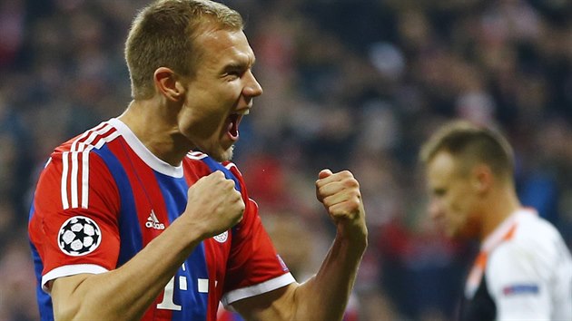 Holger Badstuber z Bayernu Mnichov se raduje z glu v zpase se acharem Donck.