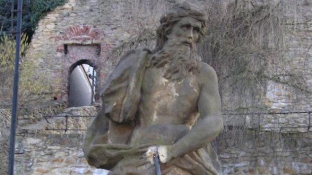 Perovsk barokn socha Neptuna ek od lta 2014 na opravy kod, kter napchali vandalov. Skulptura kvli nim pila o st ruky a pedevm trojzubec. Nyn na n konen dojde (snmek z bezna 2015).