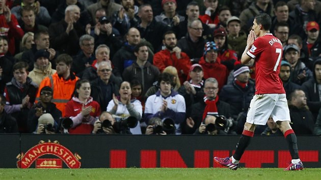 ngel Di Mara z Manchesteru United opout utkn s Arsenalem. Nechal se vylouit za tahn rozhodho za dres.