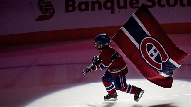 Mal brusla vyjel na led s vlajkou Montrealu Canadiens.