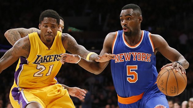 Tim Hardaway Jr. (vpravo) z New Yorku se prodr pes Eda Davise z LA Lakers.