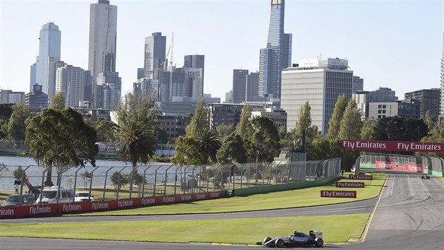 Lewis Hamilton z Mercedesu bhem trninku na Velkou cenu Austrlie.