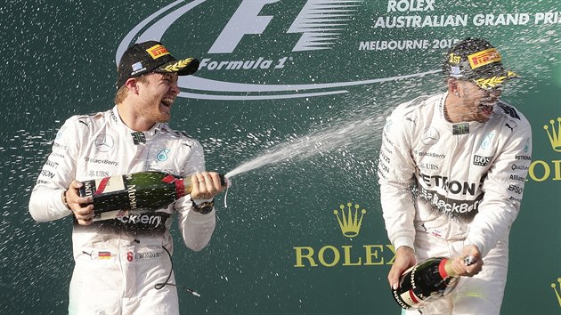 Nico Rosberg (vlevo) v Austrlii krop svho kolegu a pemoitele Lewise Hamiltona.
