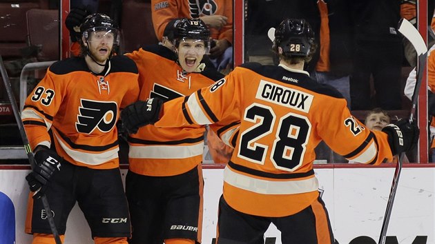 Jakub Vorek, Brayden Schenn a Claude Giroux (zleva) oslavuj trefu Philadelphie.