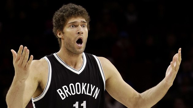 Brook Lopez z Brooklynu se div verdiktu rozhodho.