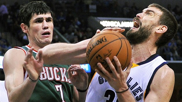 Marc Gasol (vpravo) z Memphisu jde do zakonen pes Ersana Ilyasovu z Milwaukee.