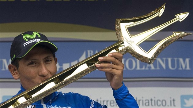 Nairo Quintana s trofej pro vtze etapovho zvodu Tirreno-Adriatico.