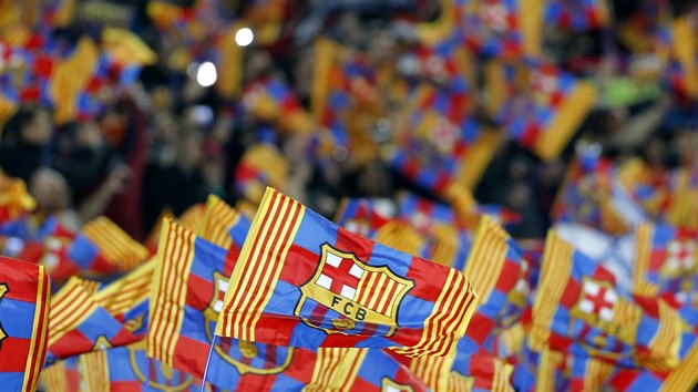 Vlajky fotbalov Barcelony vlaj naplno.