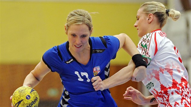 esk hzenkka Hana Martnkov (vlevo) bojuje s Janou Jemeljanenkovou z Bloruska na turnaji O tt msta Chebu.