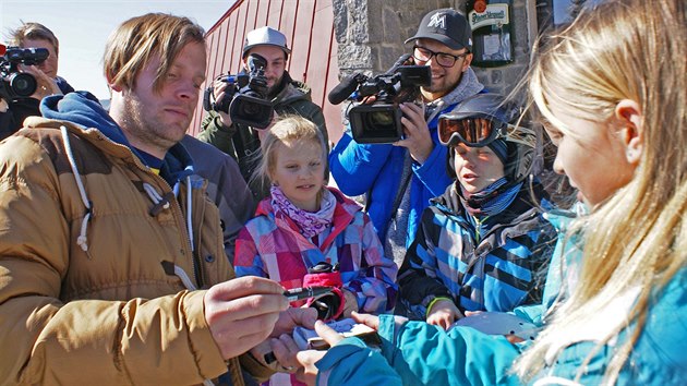 Jakub Pracha rozdval ve volnch chvlch autogramy.