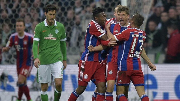 Thomas Mller (druh zprava) z Bayernu Mnichov slav se spoluhri trefu do st Werderu Brmy.