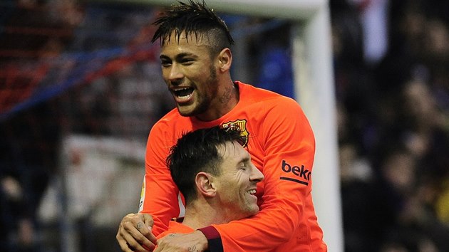 HVZDN OBJET. Lionel Messi (vlevo) slav svj gl do st Eibaru, blahopeje mu Neymar.