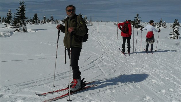 Petr Hartman a dal strci v Krkonoch vyuvaj na pochzkch skialpy.