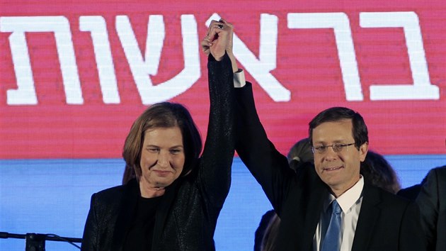 Pedstavitel koalice Sionistick svaz Cipi Livni a Jicchak Herzog uznali volebn porku (Tel Aviv, 18. bezna 2015).