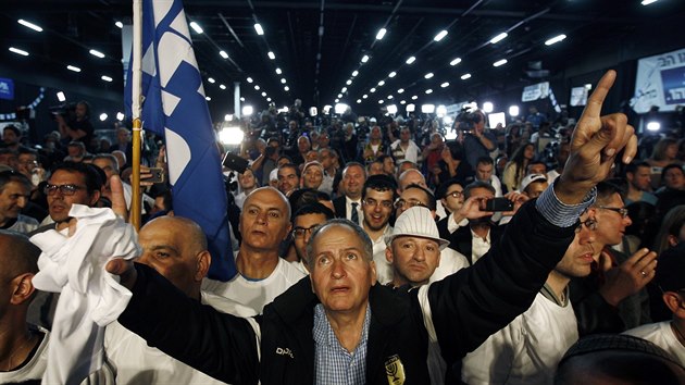 Pznivci strany Likud poslouchaj projev Benjamina Netanjahua (Tel Aviv, 18. bezna 2015).