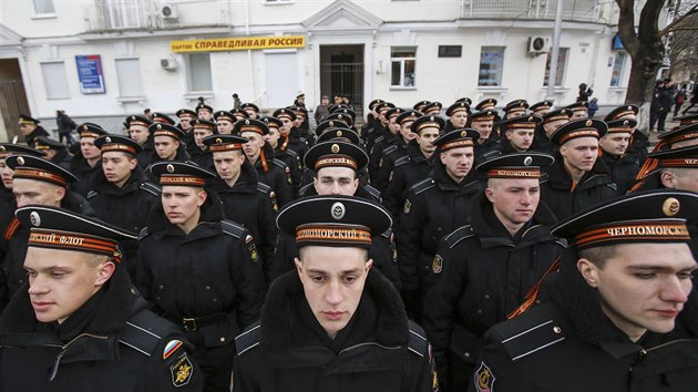 Pslunci rusk ernomosk flotily na pehldce v krymskm Sevastopolu (18. bezna 2015)