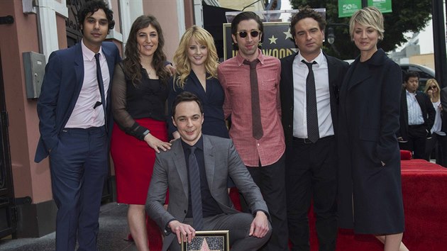 Jim Parsons s kolegy ze serilu Teorie velkho tesku na hollywoodskm chodnku slvy