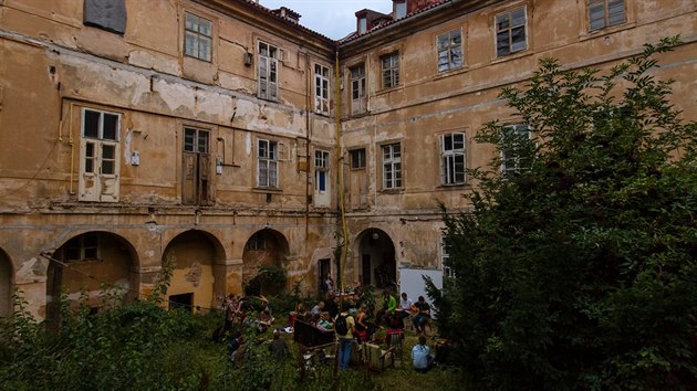 Rekonstrukce zchtralho historickho domu na Pohoelci pobl Praskho hradu, kter v srpnu 2013 doasn obsadili squattei, by mla zat brzy. 