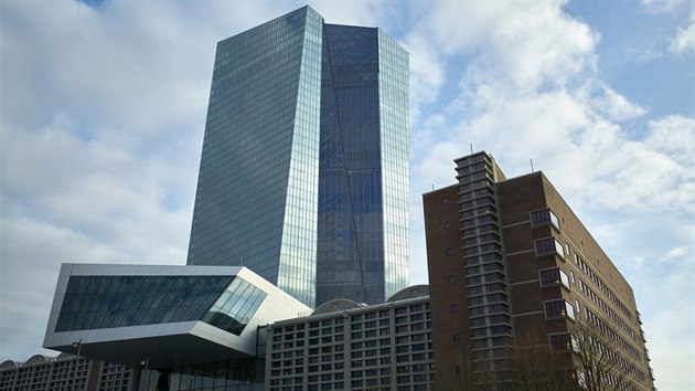 M dv ve vysok 165 a 185 metr a sdl v n Evropsk centrln banka. 