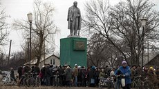 Obyvatelé vesnice ornuchyne ve front na humanitární pomoc z rukou proruských...