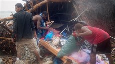 Následky cyklónu Pam na Vanuatu (14. března 2015) Následky cyklónu Pam na Vanuatu (14. března 2015)