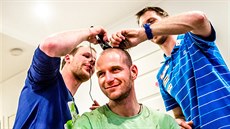 S ÚSMĚVEM. Zdeněk Vítek bral prohranou sázku statečně. S ÚSMĚVEM. Zdeněk Vítek bral prohranou sázku statečně.
