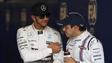 Vítz kvalifikace Lewis Hamilton pijímá gratulaci od Felipeho Massy (vpravo),...