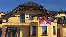 Tibetská vlajka nakonec zavlála na domě nového náměstka hejtmana Jiřího... Tibetská vlajka nakonec zavlála na domě nového náměstka hejtmana Jiřího...
