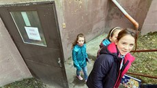 Do školy v Hazlově chodí děti provizorním vstupem kvůli nebezpečné novostavbě. Do školy v Hazlově chodí děti provizorním vstupem kvůli nebezpečné novostavbě.