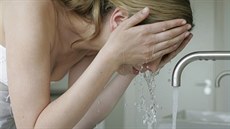 Doma může pleť dráždit ledacos: třeba kohoutková voda, prach nebo plísně. Doma může pleť dráždit ledacos: třeba kohoutková voda, prach nebo plísně.