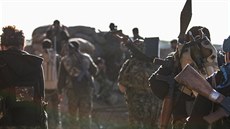 Pemergové v Ras al-Ajn bojují proti islamistm (10. bezna 2015).