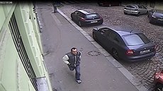 Útočníka, který loupil ve večerce ve Vlkově ulici na Žižkově, zachytila... Útočníka, který loupil ve večerce ve Vlkově ulici na Žižkově, zachytila...