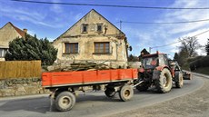 V Račerovicích se často potkává v esíčku zatáček traktor s náklaďákem. V Račerovicích se často potkává v esíčku zatáček traktor s náklaďákem.