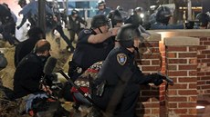 Během protestů před policejní stanicí v americkém Fergusonu byli postřeleni dva... Během protestů před policejní stanicí v americkém Fergusonu byli postřeleni dva...