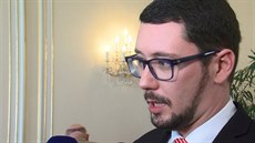 Jiří Ovčáček komentuje petici proti prezidentovi Miloši Zemanovi. Jiří Ovčáček komentuje petici proti prezidentovi Miloši Zemanovi.