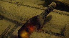 Kromě pěti lahví piva se v trupu povedlo objevit i šťastně zachovaný náklad... Kromě pěti lahví piva se v trupu povedlo objevit i šťastně zachovaný náklad...