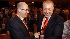 Bohuslav Sobotka pijímá gratulace od Milana Chovance (13. bezna 2015).