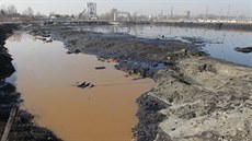 Ropné laguny v Ostravě už jsou takřka věčným ekologickým problémem. Ropné laguny v Ostravě už jsou takřka věčným ekologickým problémem.
