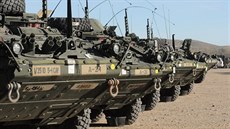 Strykery americké 25. pěší divize ve výcvikovém středisku Fort Irwin v... Strykery americké 25. pěší divize ve výcvikovém středisku Fort Irwin v...