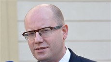 Premiér Bohuslav Sobotka po jednání s prezidentem Milošem Zemanem na Hradě... Premiér Bohuslav Sobotka po jednání s prezidentem Milošem Zemanem na Hradě...
