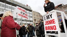 Ani studený vítr a vlezlá zima neodradily tři stovky lidí, aby v podvečer... Ani studený vítr a vlezlá zima neodradily tři stovky lidí, aby v podvečer...